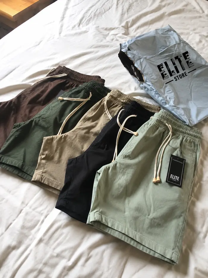 Kit de bermudas de linho em várias cores sobre o sofá