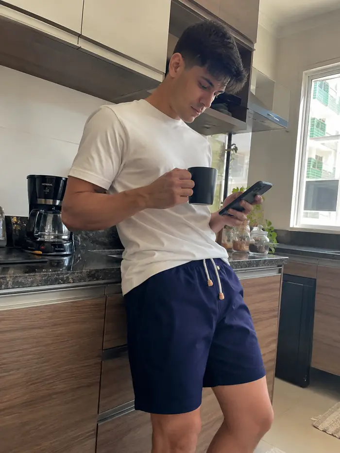 Cliente vestindo bermuda de linho mostarda